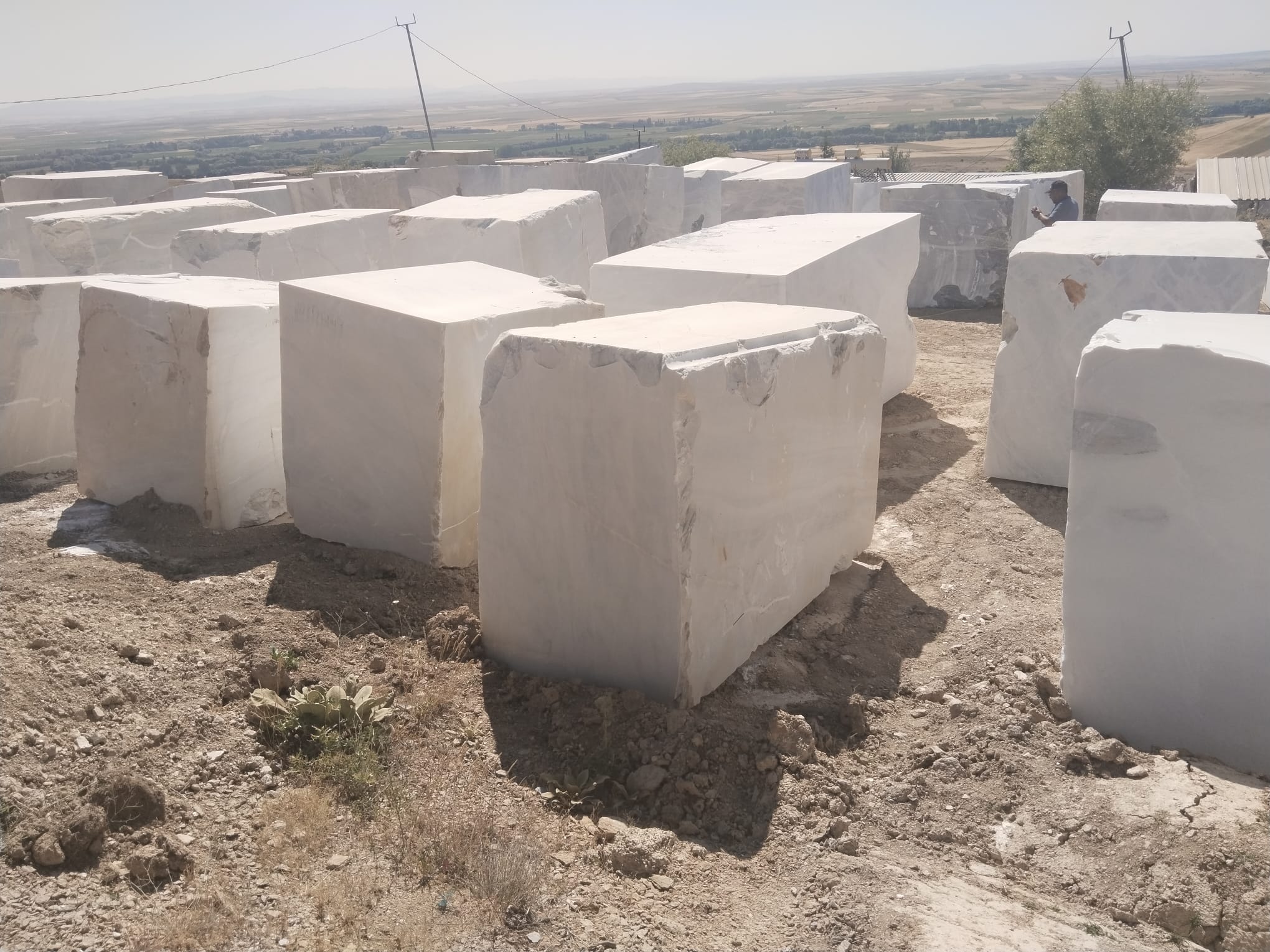 Kütahya Ocağımızdan çıkarılan doğal taş bloklarının üretim öncesi seçimi ve sınıflandırılması.